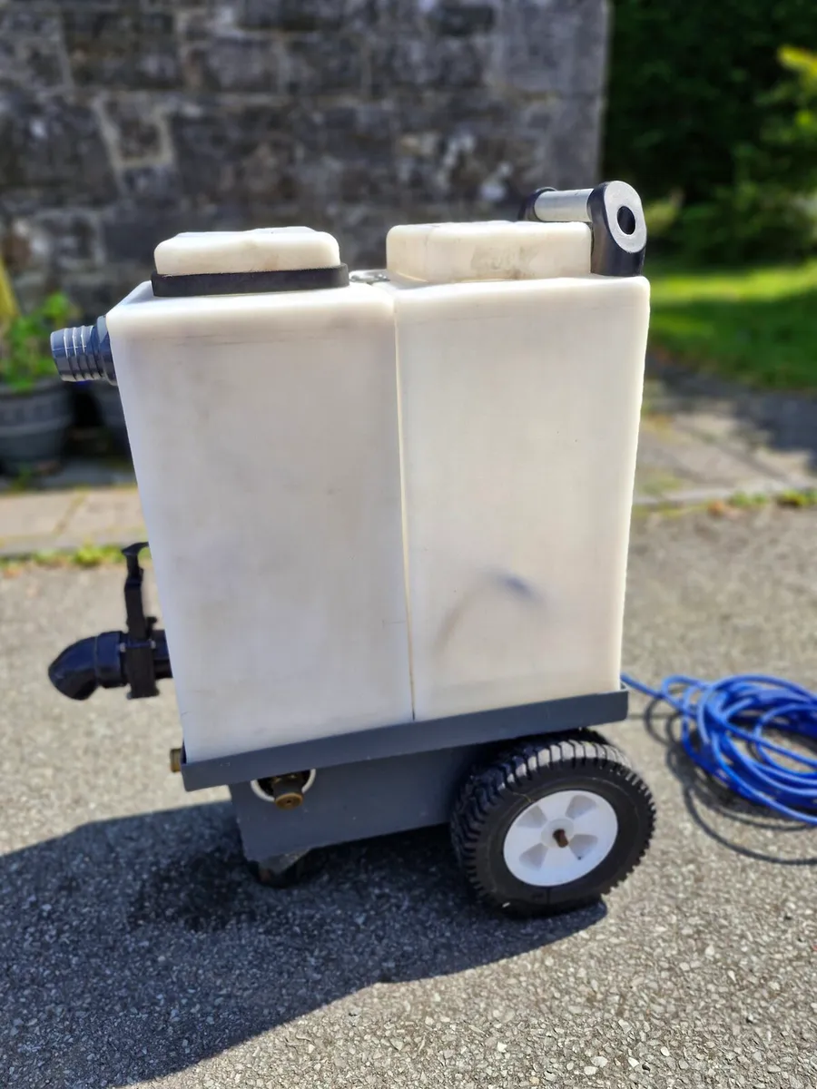 Carpet cleaning machine - Image 2