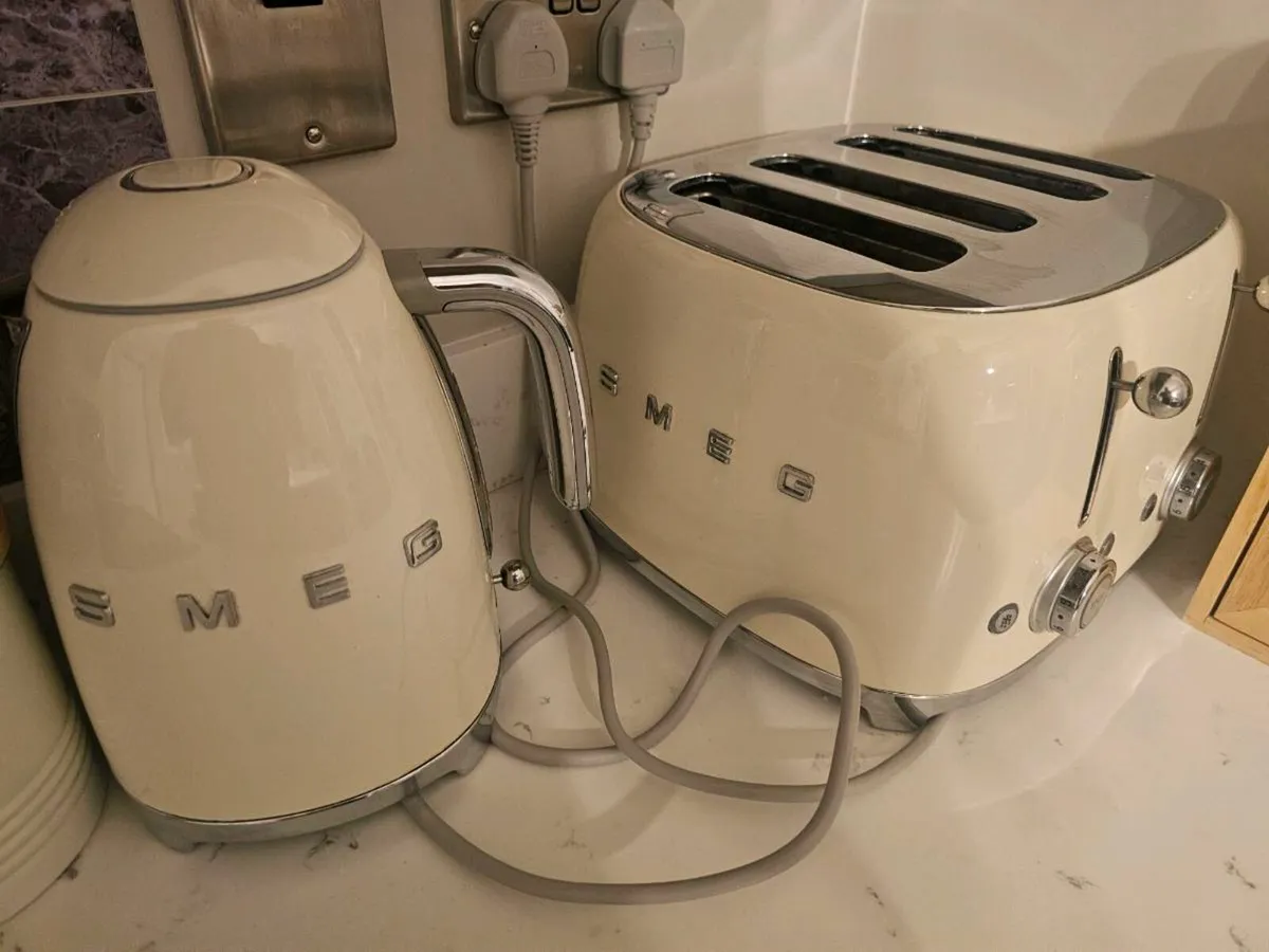 Smeg Kettle and 4 toaster set