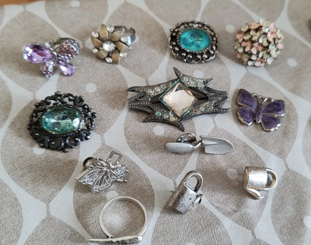 Vintage rings, brooches etc - Image 1