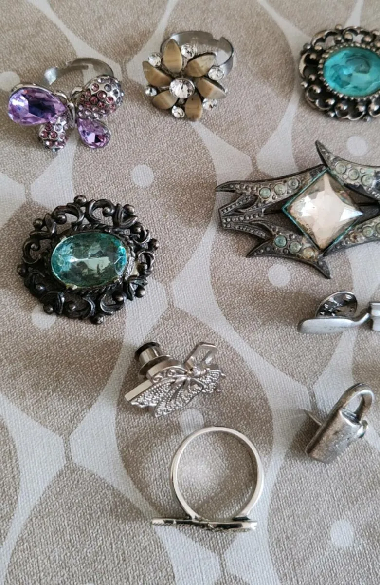Vintage rings, brooches etc - Image 2
