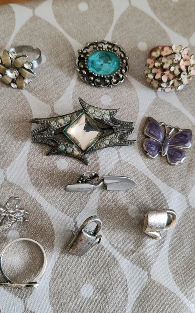 Vintage rings, brooches etc - Image 4