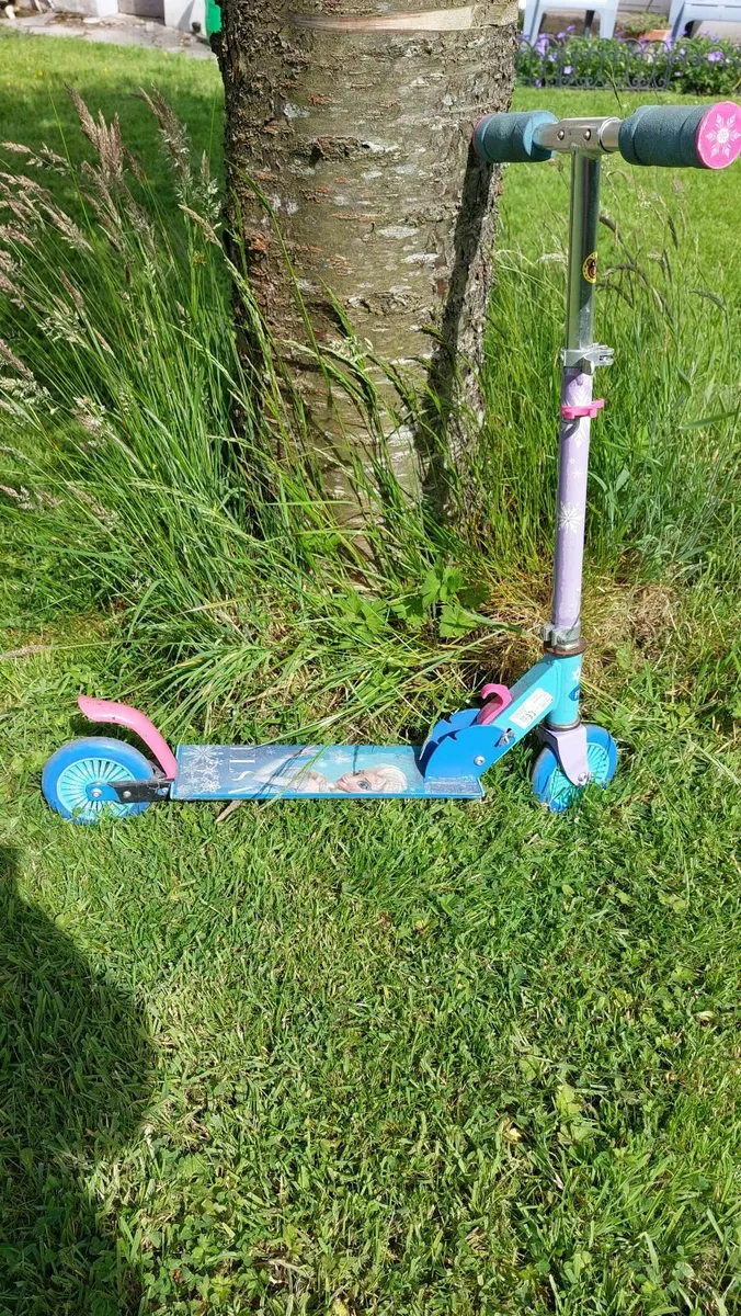 Disney Frozen 2w scooter featuring Elsa