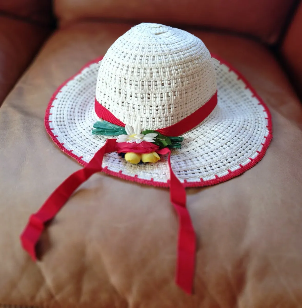 WOMEN'S HATS (USED). - Image 1