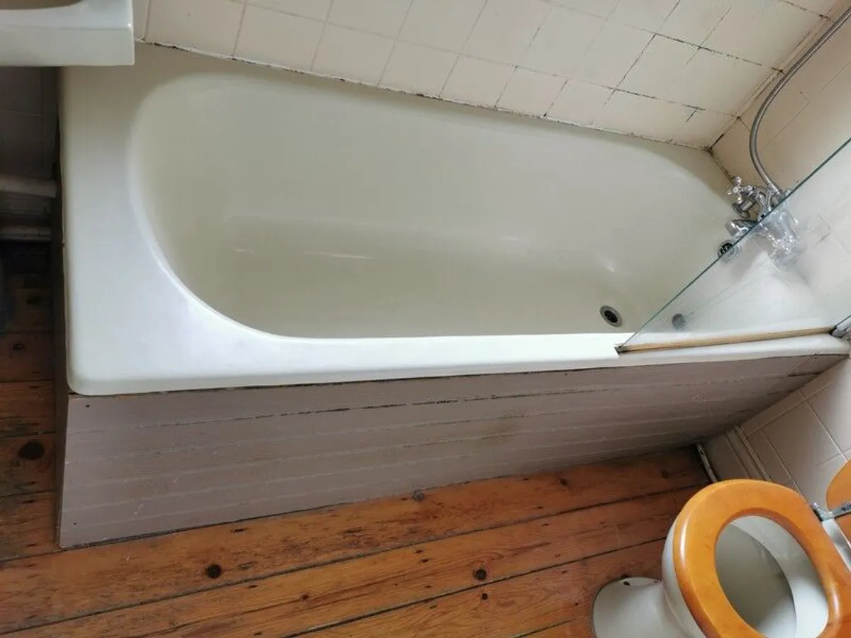 Bathroom suite - Image 2
