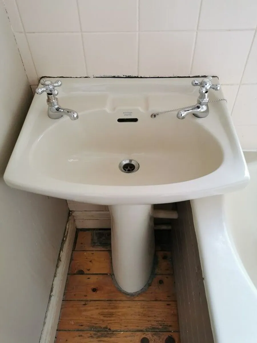 Bathroom suite - Image 3