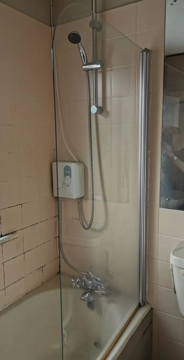 Bathroom suite - Image 4