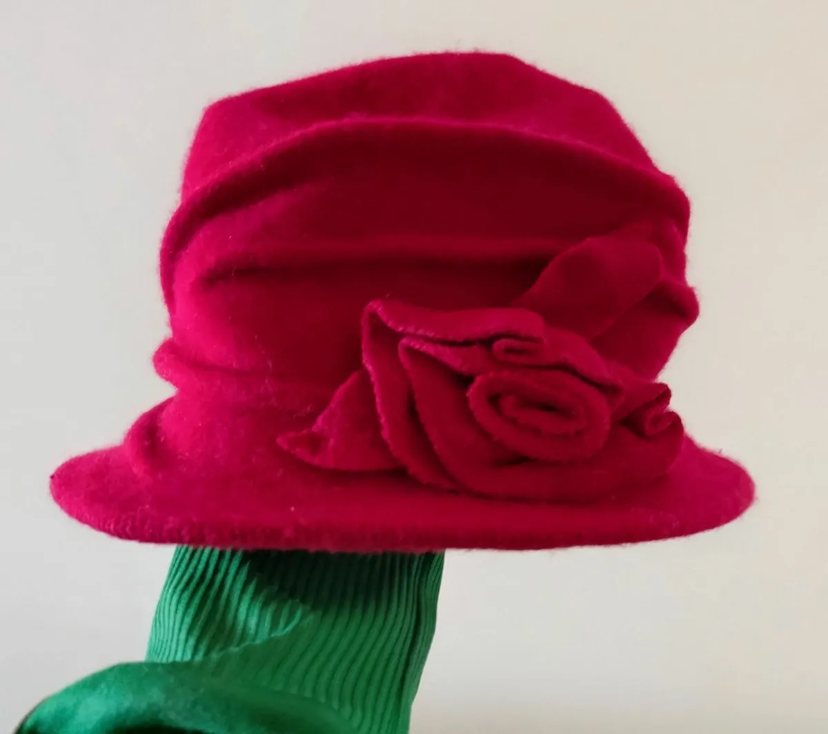 WOMEN'S HATS (USED). - Image 2