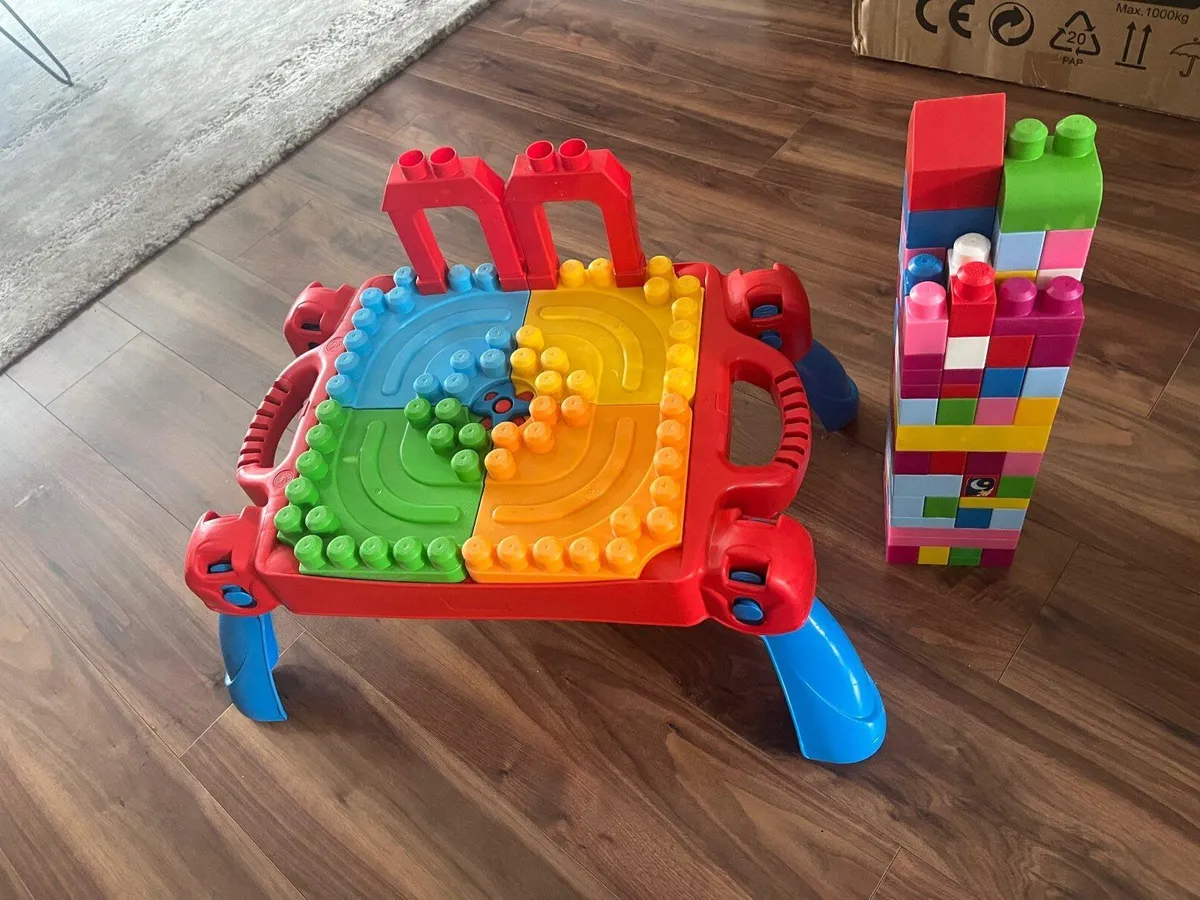 Mega blocks learning table + mega building blocks - Image 1