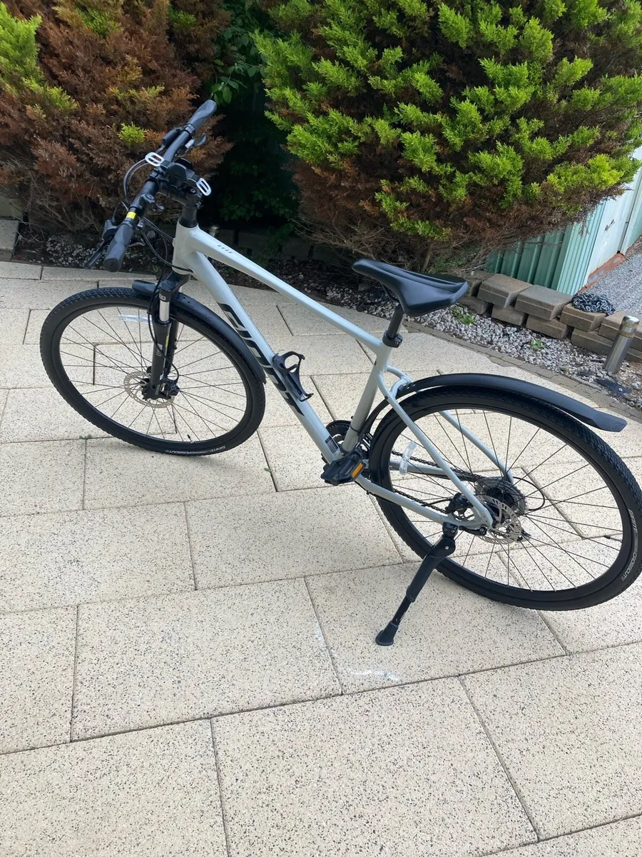 Giant roam 3 hybrid bike - Image 3