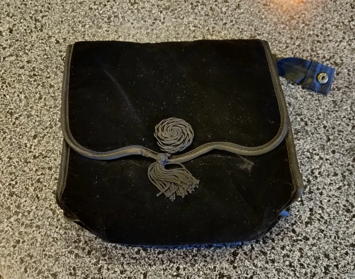 LADIES HANDBAGS (USED). - Image 4