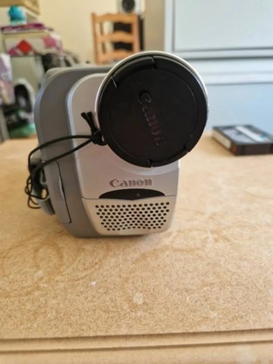 Canon V40Hi 8MM Video Camcorder Camera - Image 3