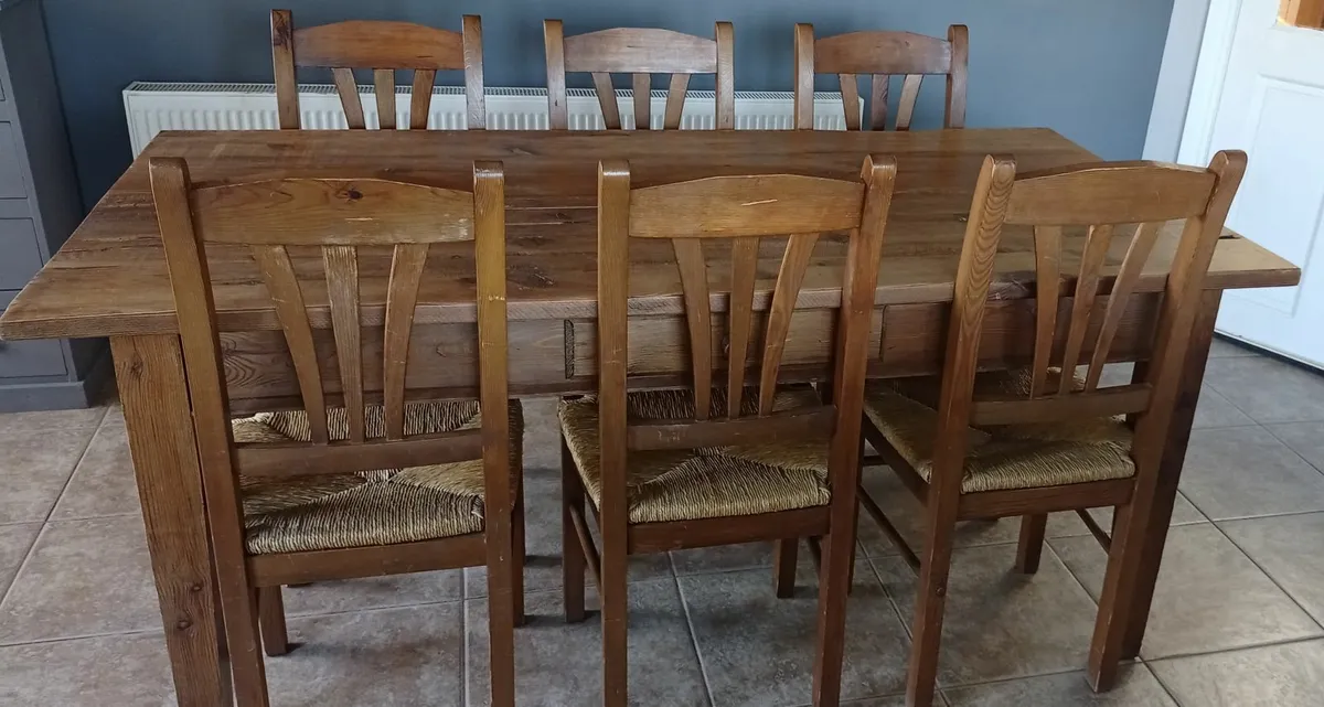 Table and chairs - Image 2