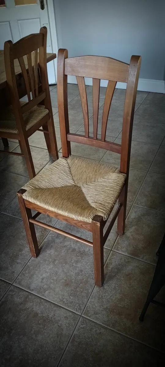Table and chairs - Image 3