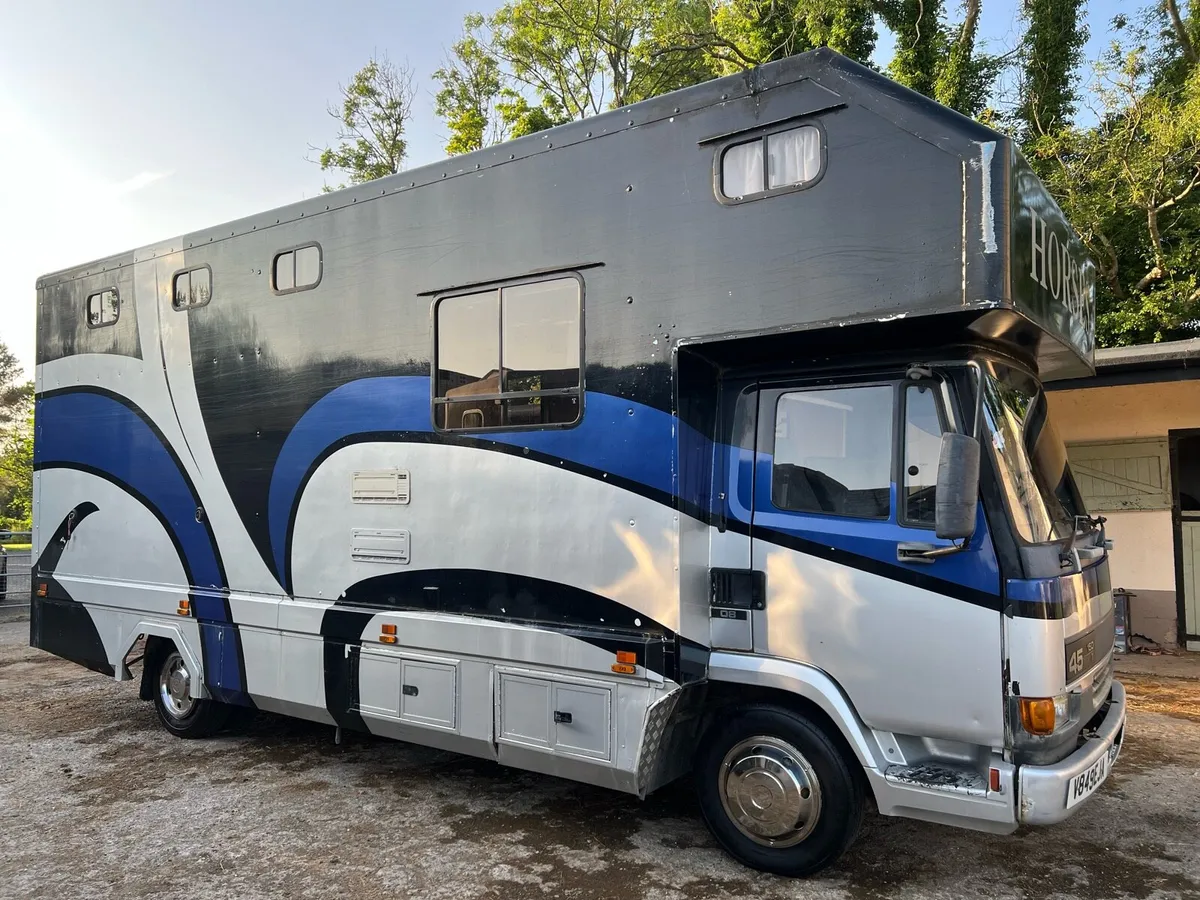 7.5t DAF 2000 horsebox - Image 1