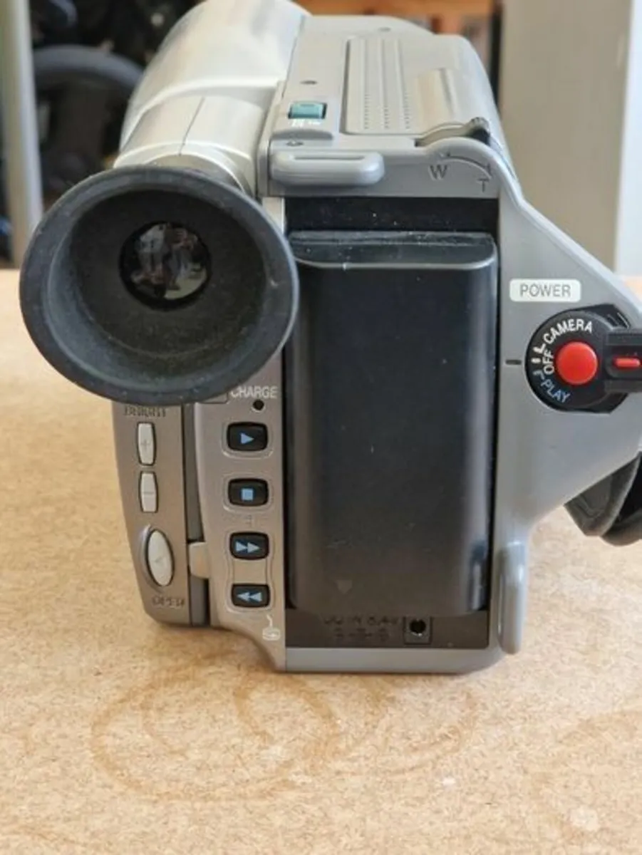 Canon V40Hi 8MM Video Camcorder Camera - Image 1