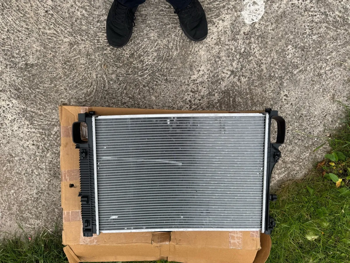 Mercedes w221 new front radiator - Image 2