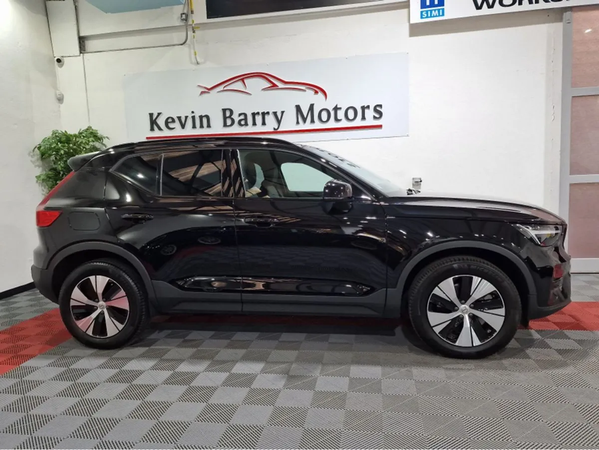 Volvo XC40 T4 Plus Dark Recharge Automatic  one O - Image 4
