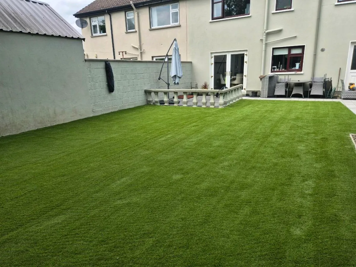 Off cuts of 40mm artificial grass - Image 1