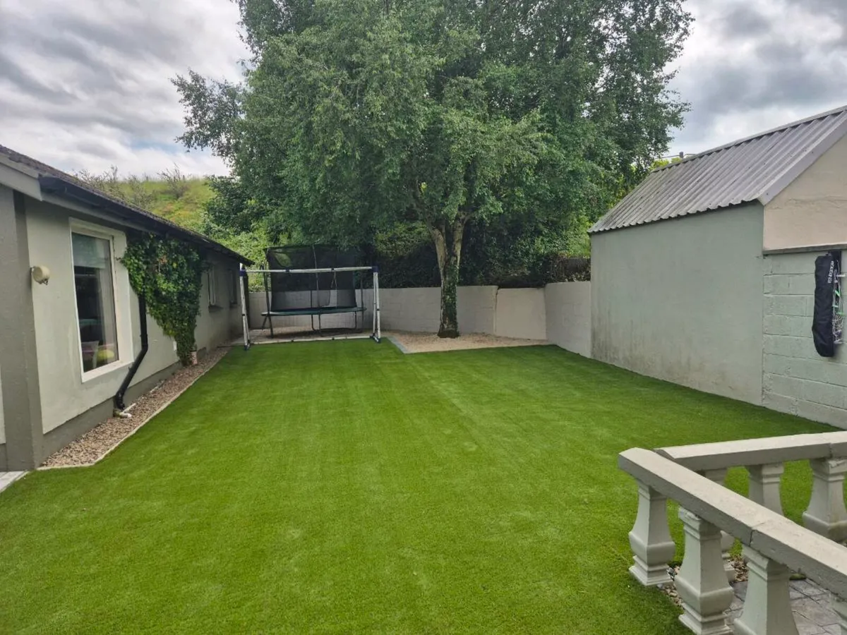 Off cuts of 40mm artificial grass - Image 3