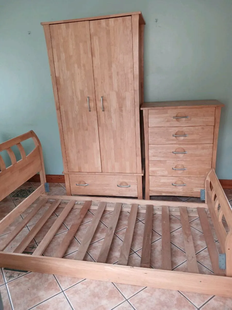 Toddler bed and wardrobe - Image 1