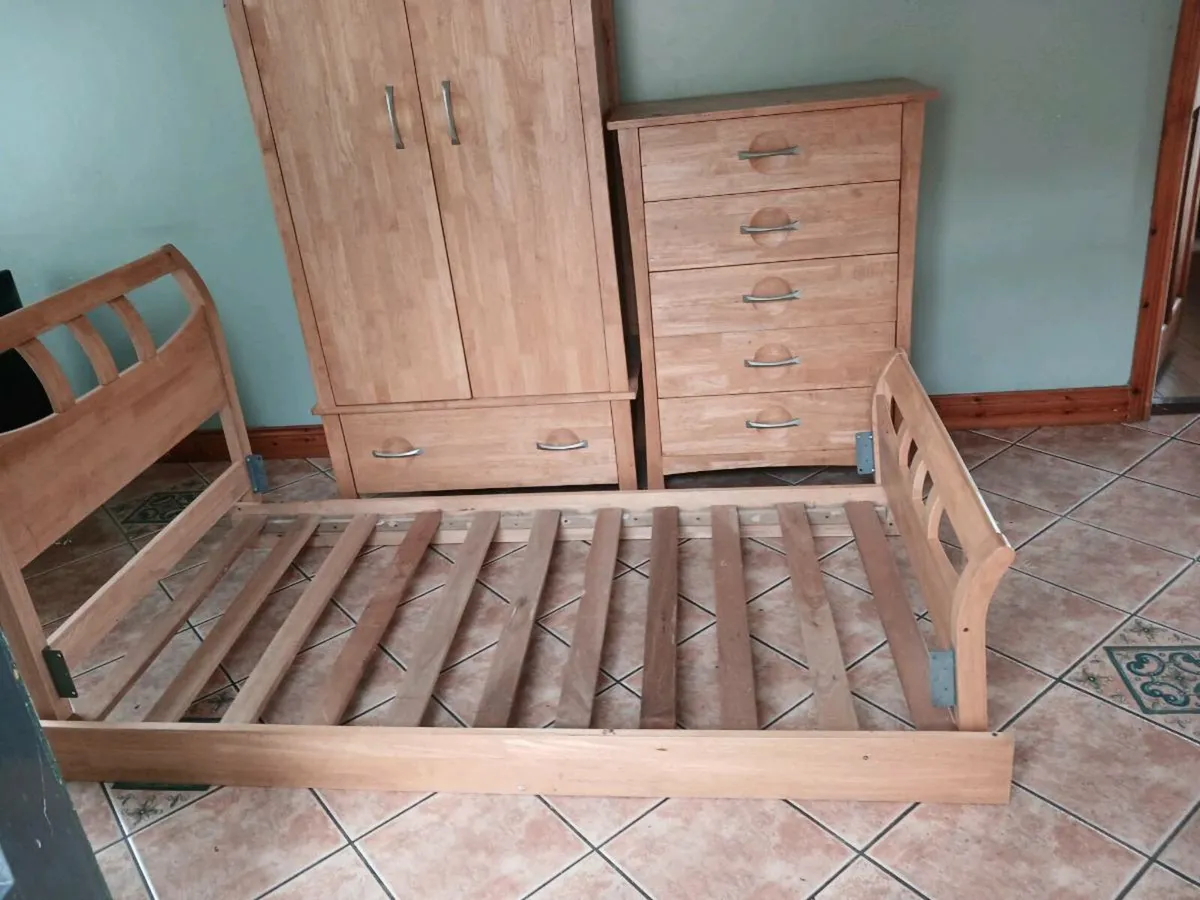 Toddler bed and wardrobe - Image 3