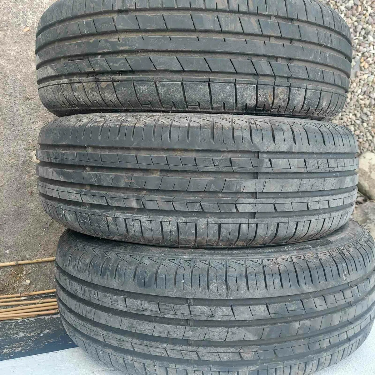 Ford Focus battery and tyres - Image 3