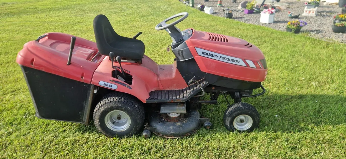 Ride on lawnmower - Image 1