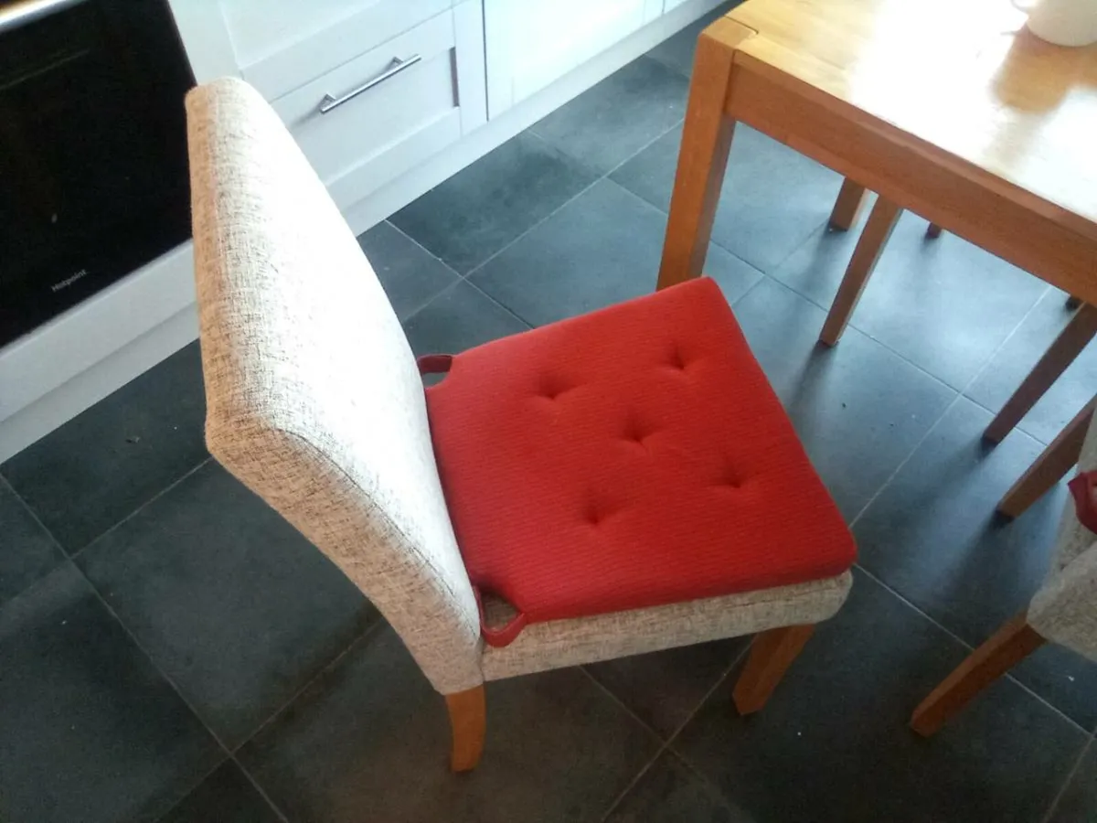 Oak dinning table and 4 chairs - Image 1
