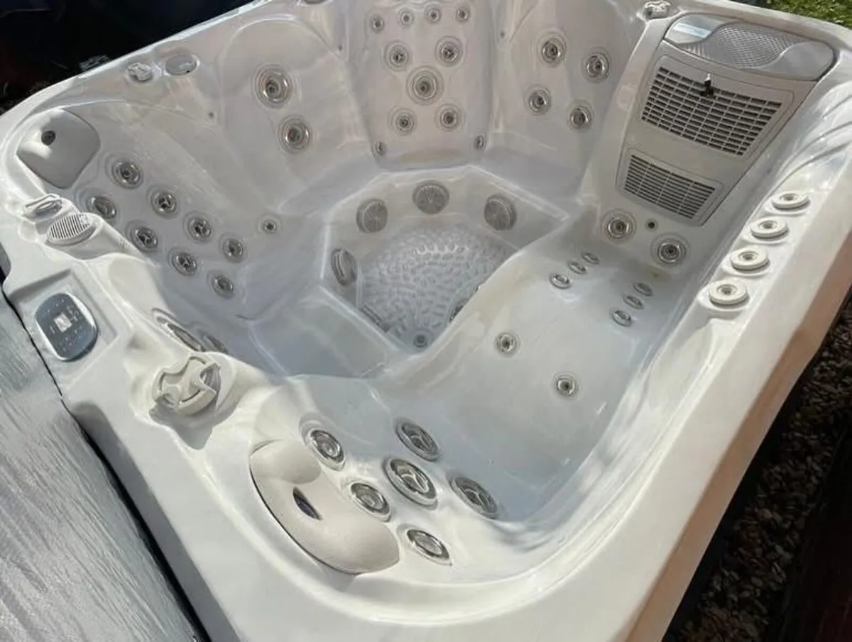 Free Delivery - Aquarius 5 Person Hot Tub - Image 1