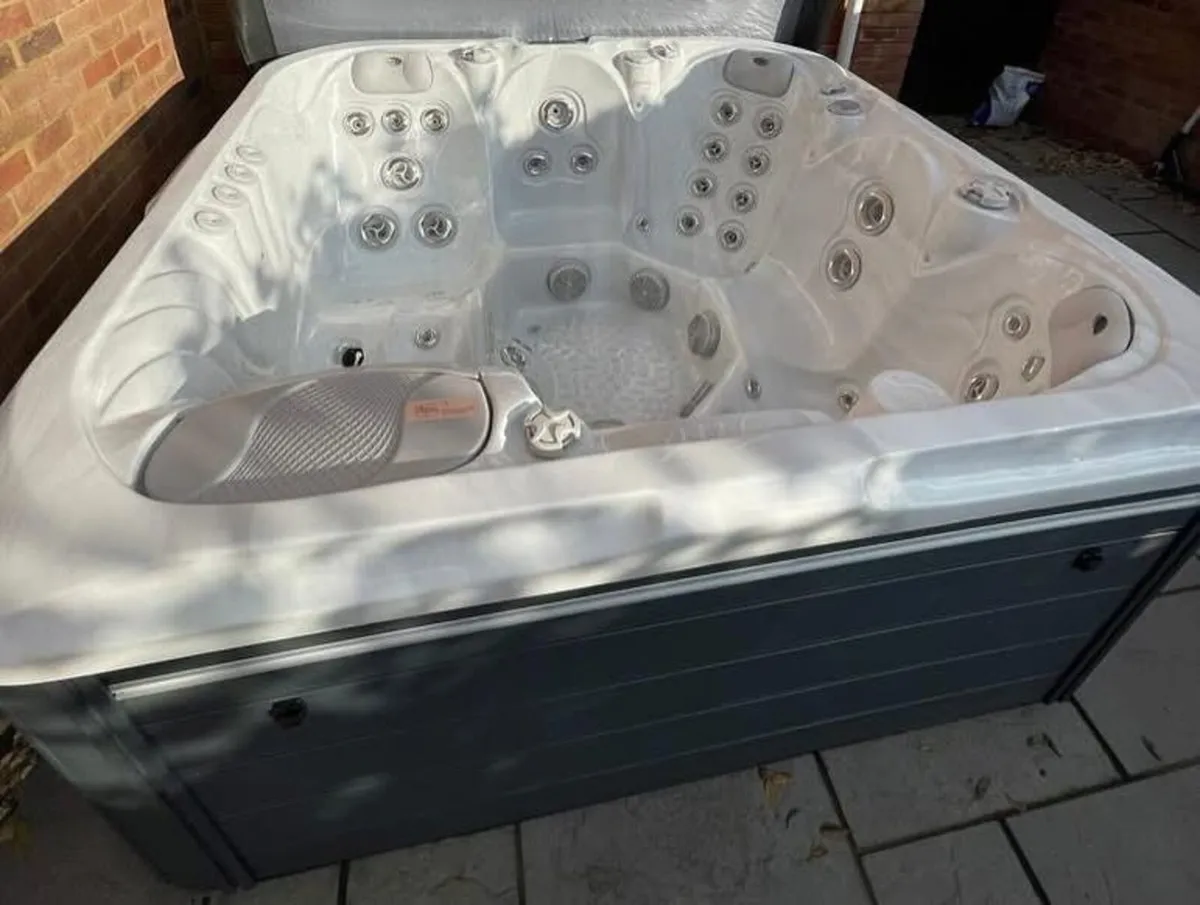 Free Delivery - Aquarius 5 Person Hot Tub - Image 2