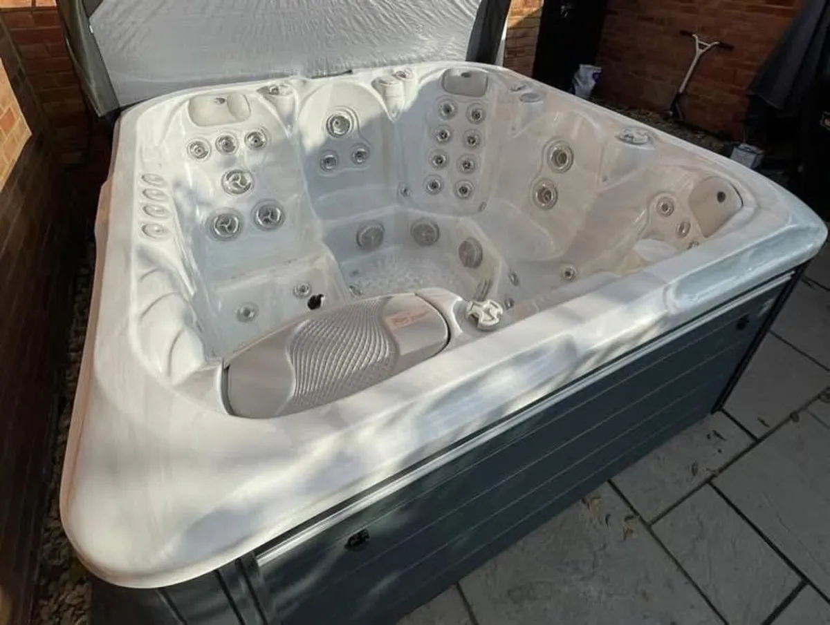 Free Delivery - Aquarius 5 Person Hot Tub - Image 3
