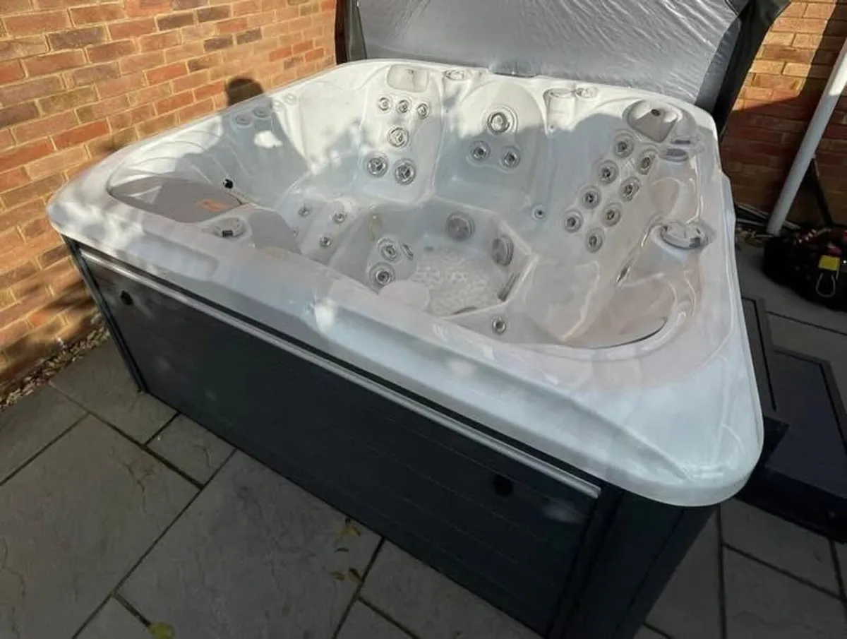 Free Delivery - Aquarius 5 Person Hot Tub - Image 4