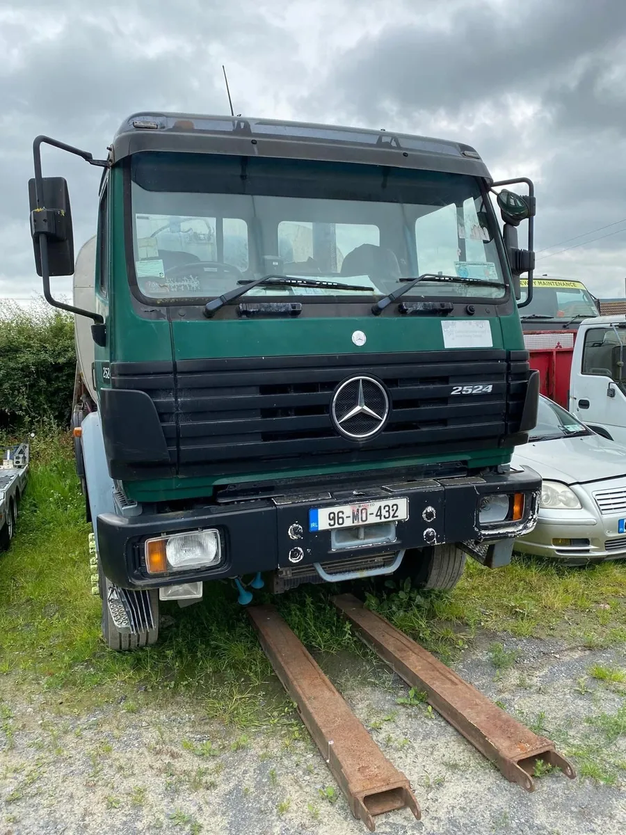 Mercedes benz truck - Image 2