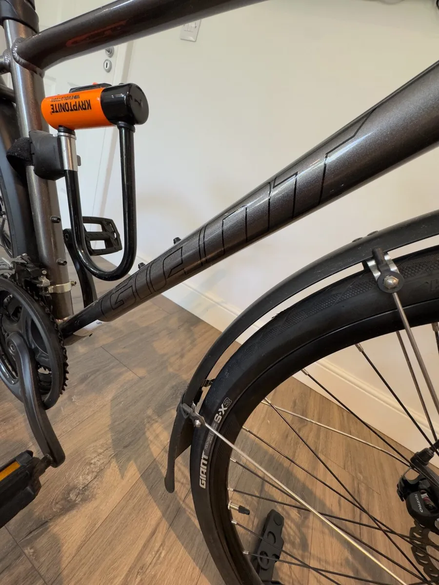 Giant Escape Hybrid Bicycle + Extras - Image 4