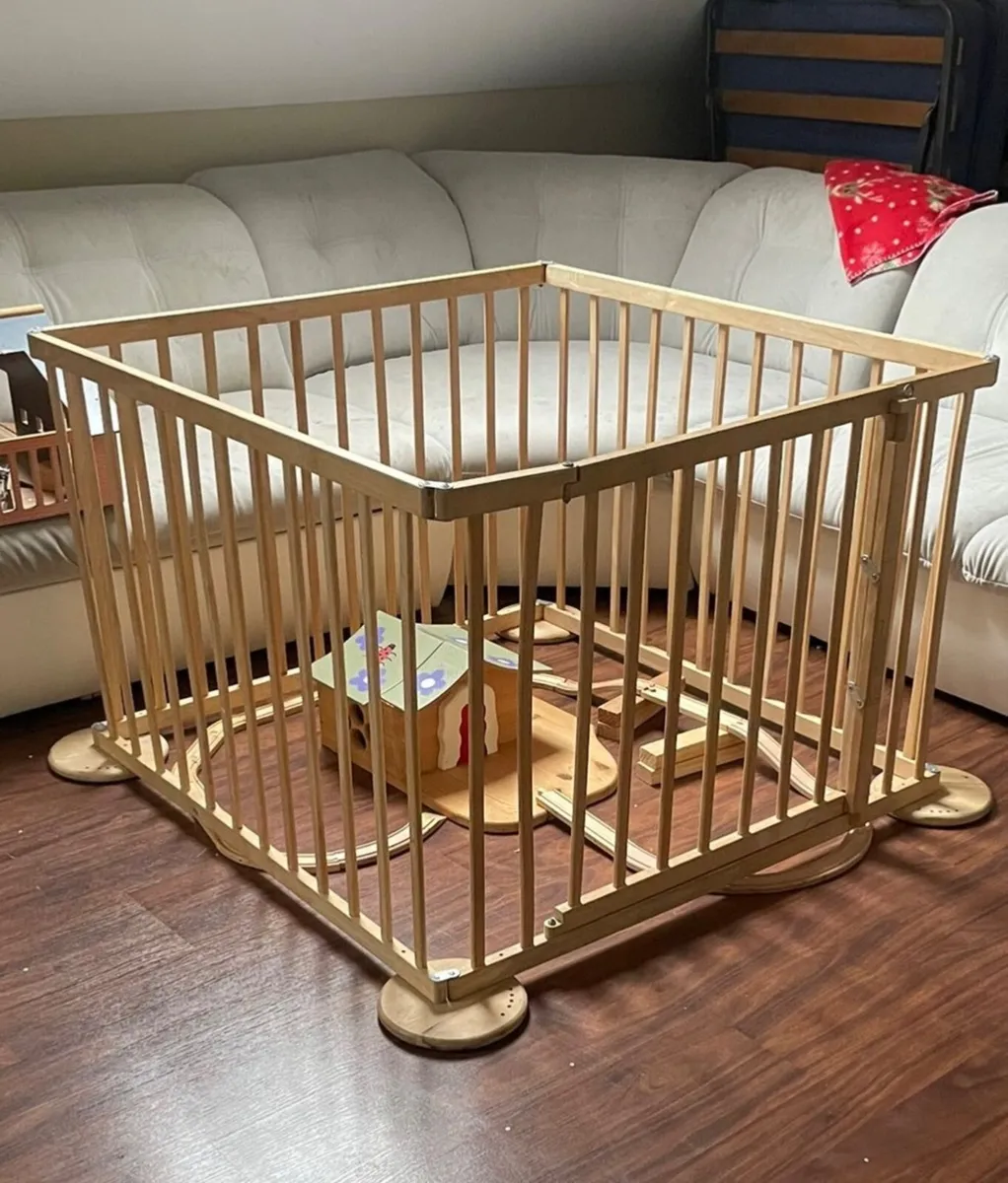 Wooden playpen - Image 1