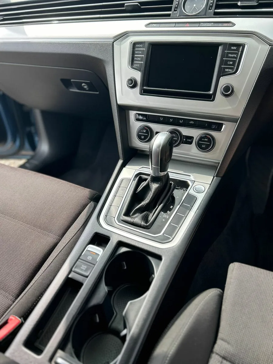2015 Volkswagen Passat - Image 2
