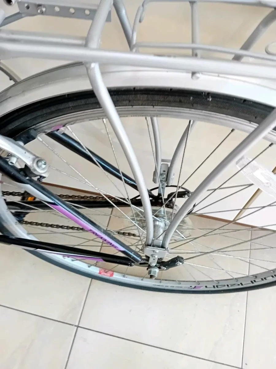 LADIES  BIKE 28 INCH WHEELS AS NEW - Image 3