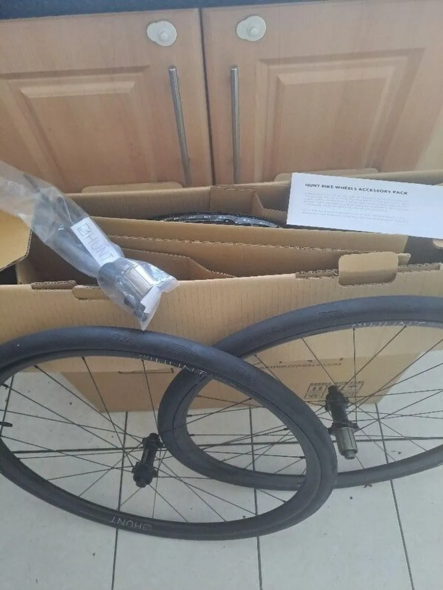 Hunt wheels , 4 seasons pro and alloy sl wheelset and spares/adapters - Image 1