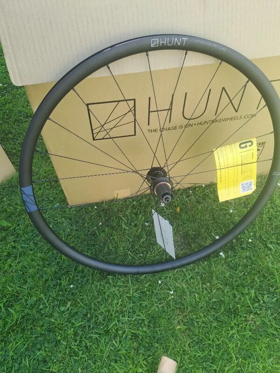 Hunt wheels , 4 seasons pro and alloy sl wheelset and spares/adapters - Image 3