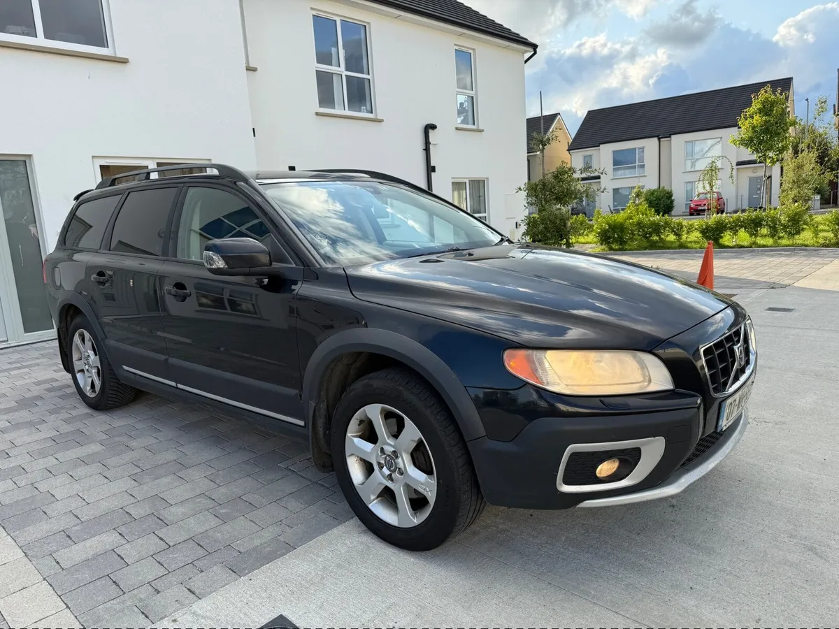 Volvo XC70 2.4 D5 AWD SUNROOF - Image 2