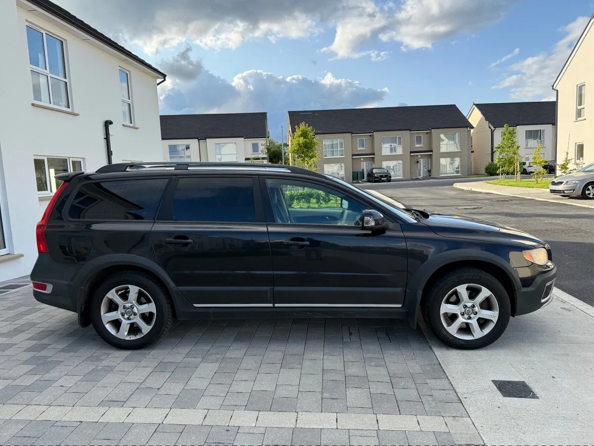 Volvo XC70 2.4 D5 AWD SUNROOF - Image 3