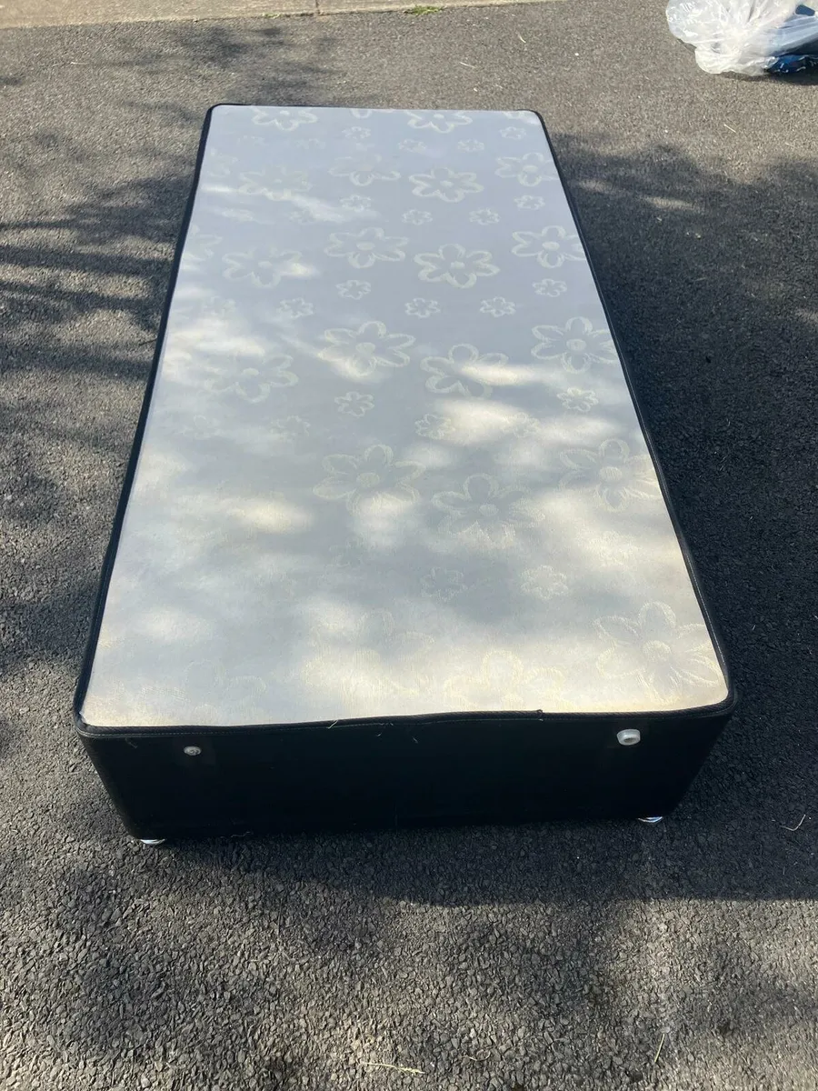 Single bed - Image 1