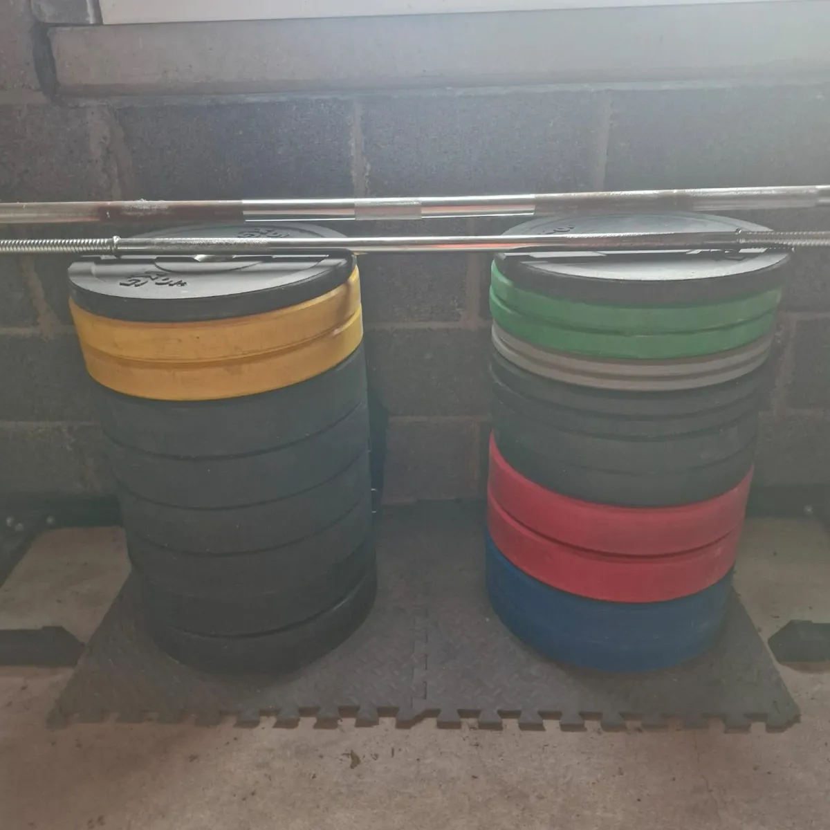 Barbell, weights, bench, punchbag - Image 2