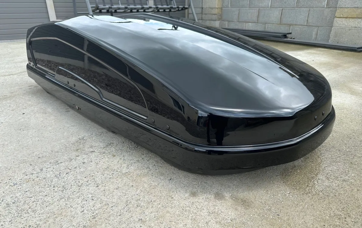 Car roof box - Image 1