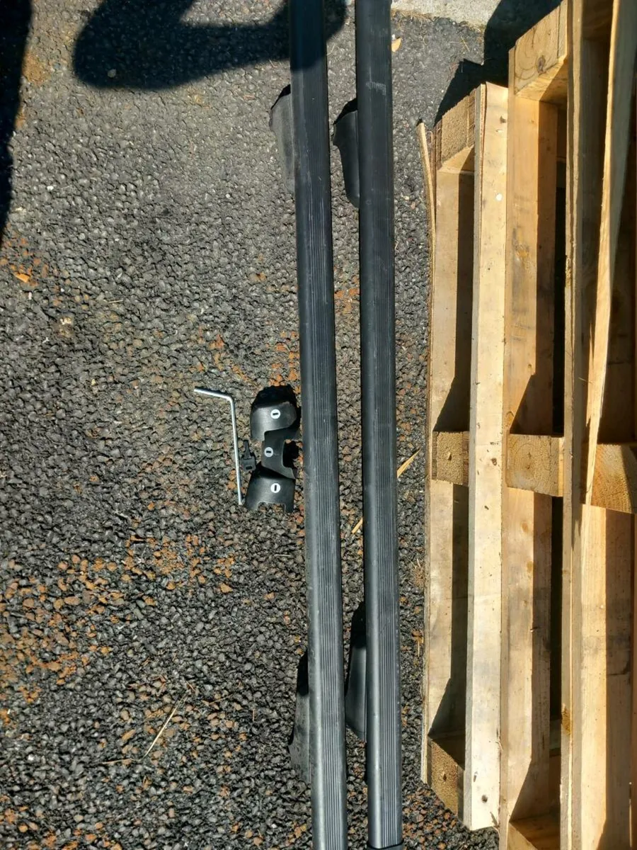 Roof box and bars - Image 4