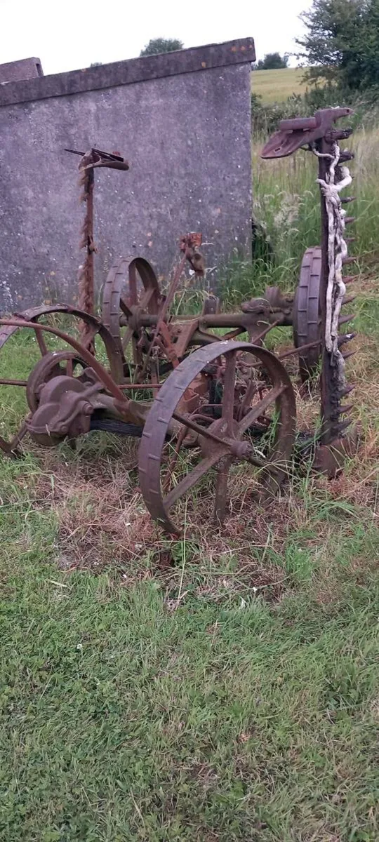 Vintage horse-drawn Hay cutter - Image 1