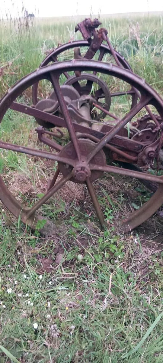 Vintage horse-drawn Hay cutter - Image 3