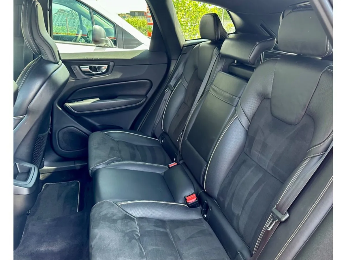 Volvo XC60 R-design D4 AWD 5DR Auto 2.0 R-dsgn 19 - Image 4