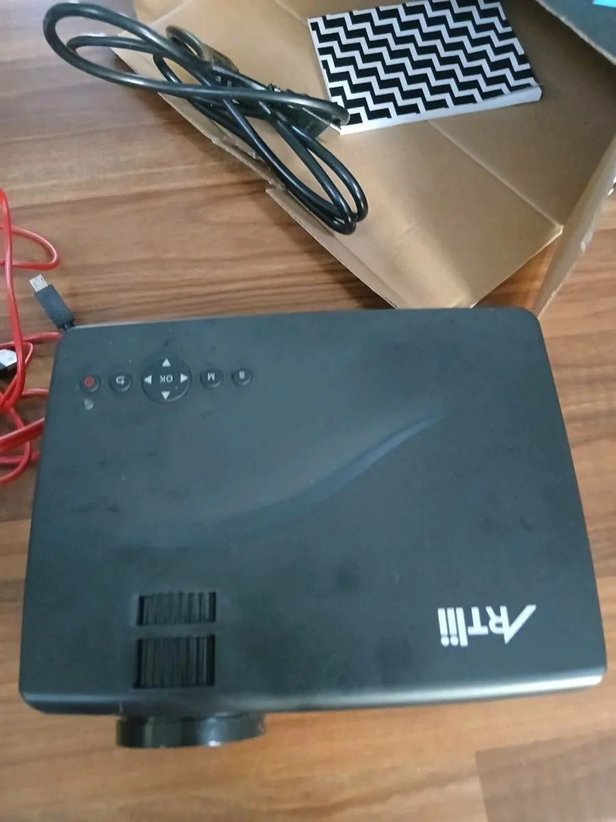 Artlii home theatre projector - Image 1