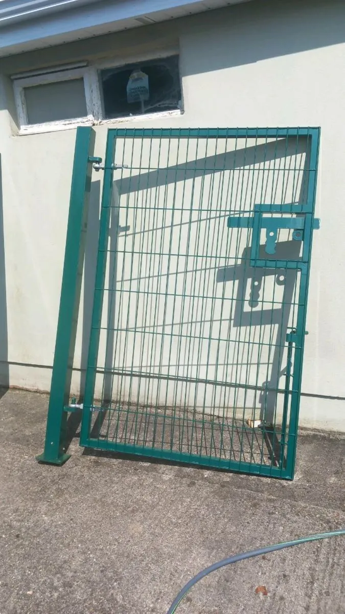 Gate and mesh panel. - Image 1